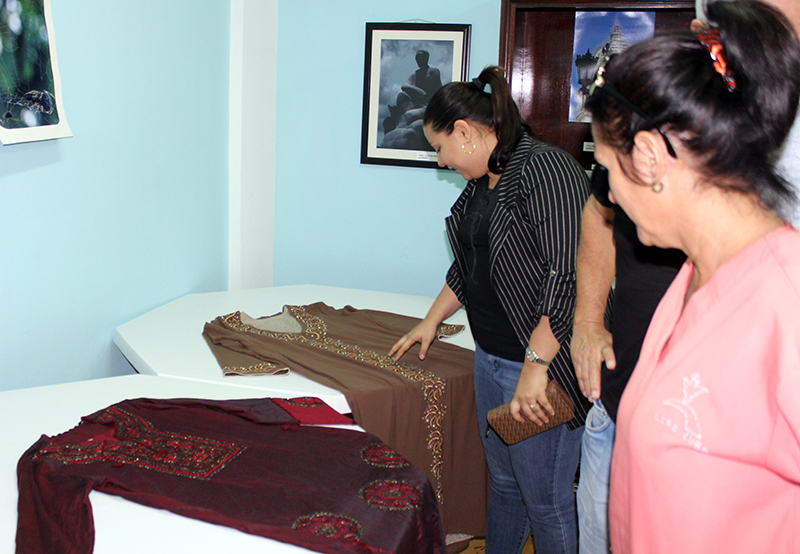 Exposición de prendas típicas del vestuario femenino islámico