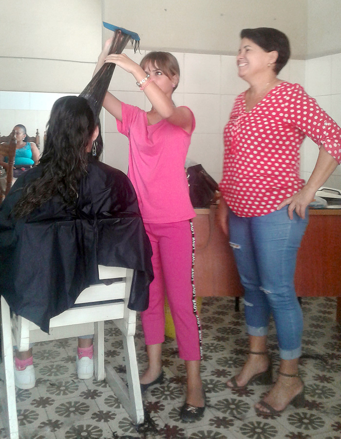 Momento de aprendizaje con una joven interesada en iniciar su propio negocio