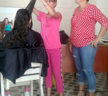 Momento de aprendizaje con una joven interesada en iniciar su propio negocio