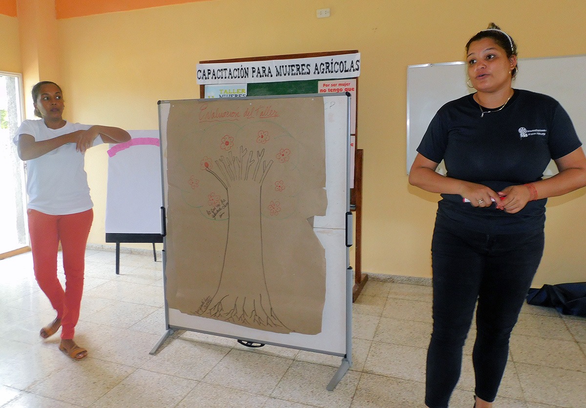 Katerine Oropesa y Yanaydis Abreu, investigadoras de la Estación Experimental Indio Hatuey, facilitadoras del Taller
