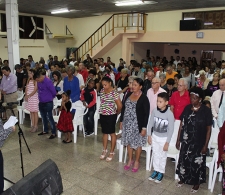 Reverendo Emilio Martín Fumero, mientras da la oración de Acción de Gracias