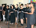 Ivett Burgois y el coro de la Iglesia de Cristo de Matanzas