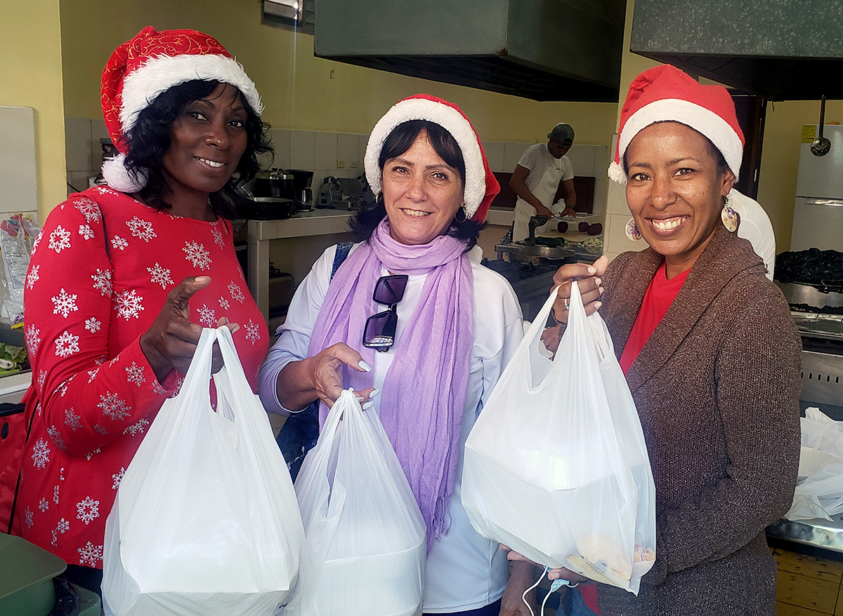 Las muchachas de la pastoral listas para entregar los alimentos
