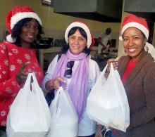 Las muchachas de la pastoral listas para entregar los alimentos