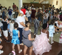 Disfrute de las niñas, los niños y sus familias