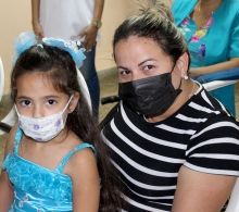 Los niños junto a sus familiares