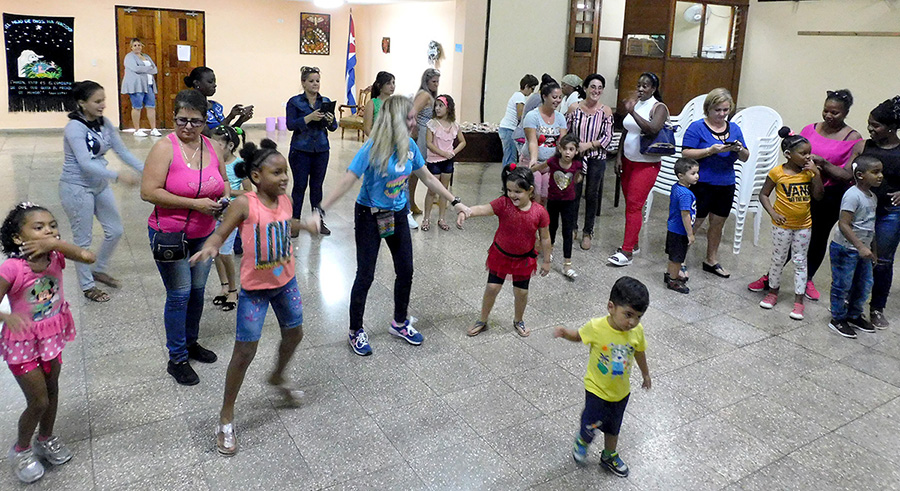El baile tiene probados efectos terapéuticos y, por demás, divierte