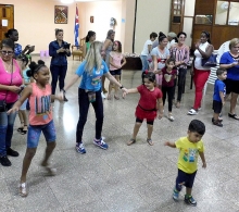 El baile tiene probados efectos terapéuticos y, por demás, divierte