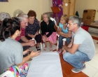 El psicólogo Frank Velázquez (derecha), uno de los coordinadores del programa Académico del CCRD-Cuba, dialogando con los participantes al taller, en Perico