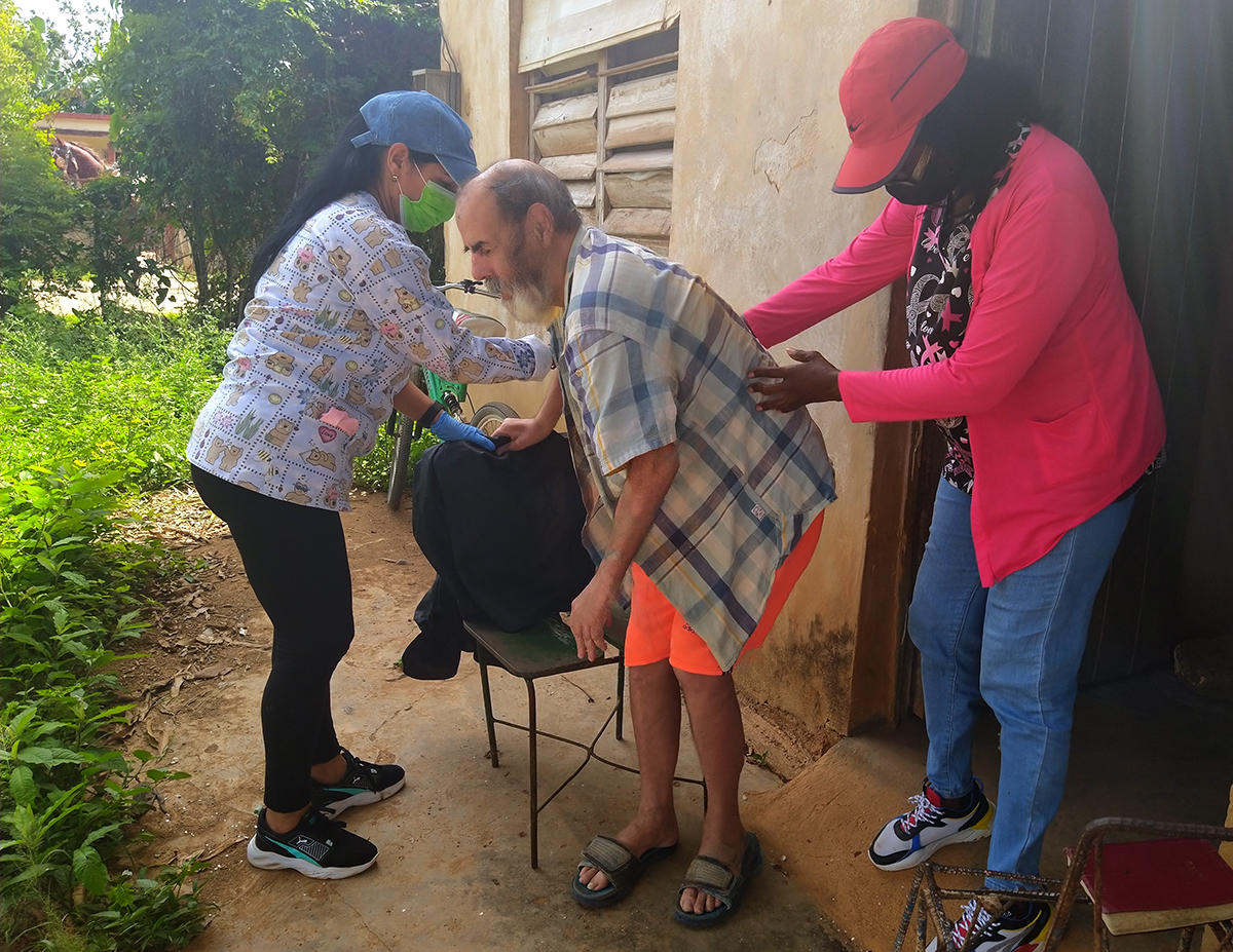 A Maribel y Yamilé, trabajadoras del CCRD-Cuba, las distinguen la buena atención, la diligencia y la amabilidad