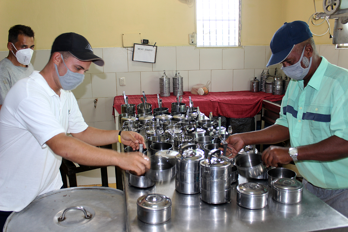 De lunes a viernes se les hace llegar el almuerzo a los beneficiarios de la Pastoral