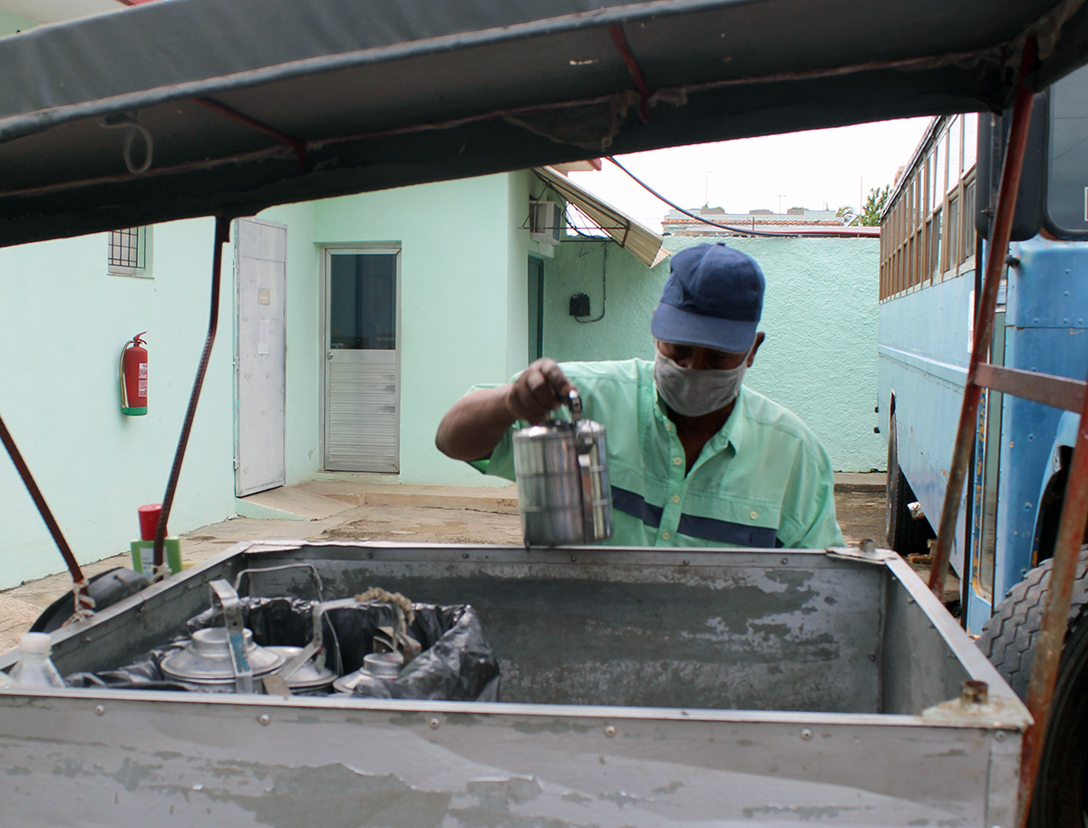 El reparto de las cantinas con alimentos se realiza con bicicletas acondicionadas para este propósito