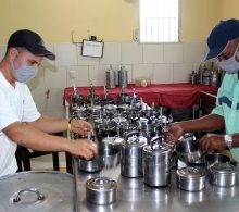 De lunes a viernes se les hace llegar el almuerzo a los beneficiarios de la Pastoral