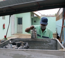 El reparto de las cantinas con alimentos se realiza con bicicletas acondicionadas para este propósito