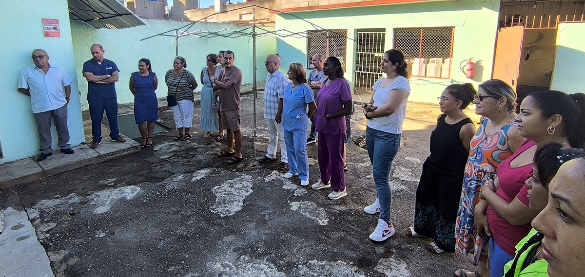 Asistentes a la inauguración del nuevo local