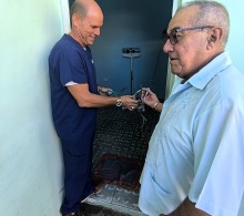Los doctores Miguel Ángel Planells y Aramis Martínez hicieron los honores de cortar la cinta