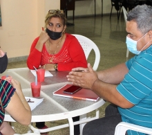 El propietario del restaurante El Mojito se instruye sobre los pasos y documentación para convertirse en empresa