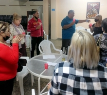Degustación del vino elaborado por la pareja de emprendedores de Sandra Casanova y Yuniesky Mendoza