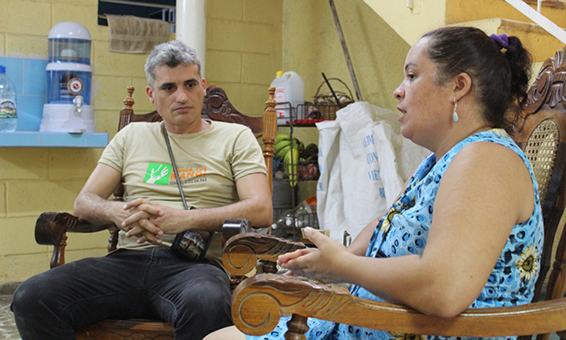 Frank Velázquez, especialista del CCRD-C, durante la evaluación, con María Pupo, pastora pentecostal, una de las líderes del grupo gestor