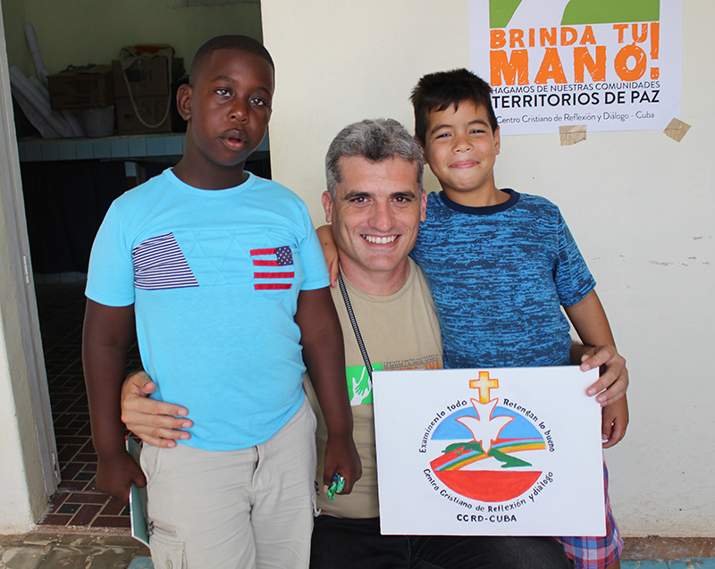 Reconocimiento entregado al CCRD-C durante la actividad. Al centro, Frank Velázquez Zaldívar, especialista del CCRD-C