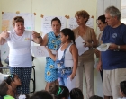 Durante la premiación del concurso de dibujo. A la izquierda, Bárbara Guerra Rubí, líder católica, facilitadora del grupo gestor