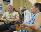 Frank Velázquez, especialista del CCRD-C, durante la evaluación, con María Pupo, pastora pentecostal, una de las líderes del grupo gestor