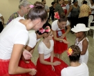 Esta pequeña quedó maravillada con las bailarinas