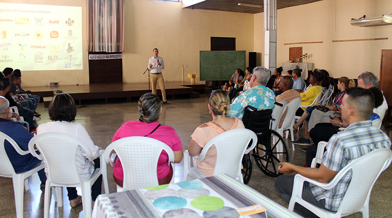 Ingeniero informático Gerardo Rodríguez Fernández, especialista en Marketing Digital (al centro)