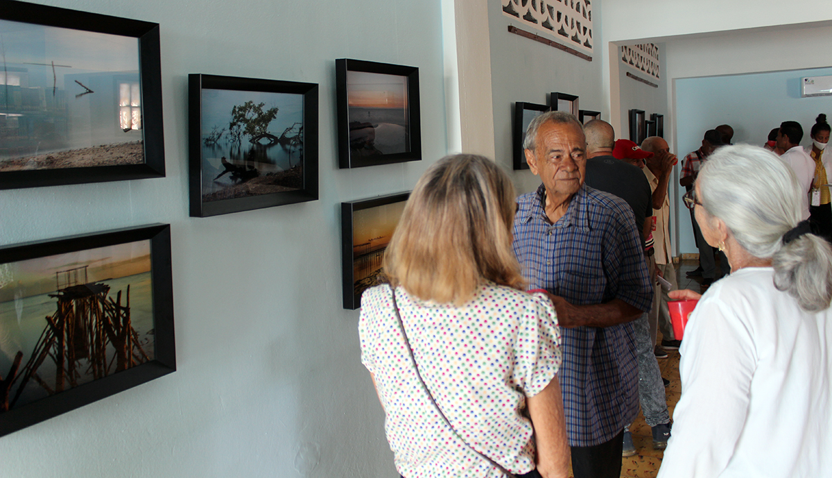 La exposición fotográfica Vivir solo a un milímetro del agua, cuyas fotos acogen paisajes de Playa Larga, hizo aflorar recuerdos