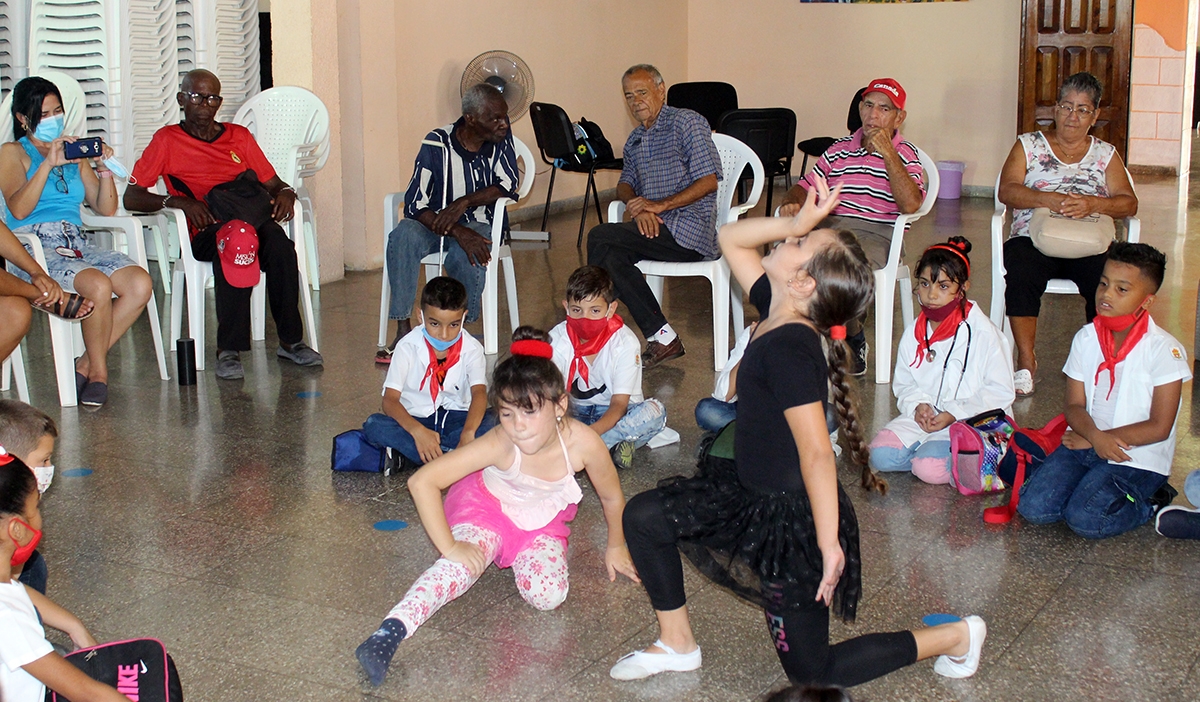 Los infantes regalaron una pequeña danza a los asistentes