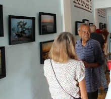 La exposición fotográfica Vivir solo a un milímetro del agua, cuyas fotos acogen paisajes de Playa Larga, hizo aflorar recuerdos