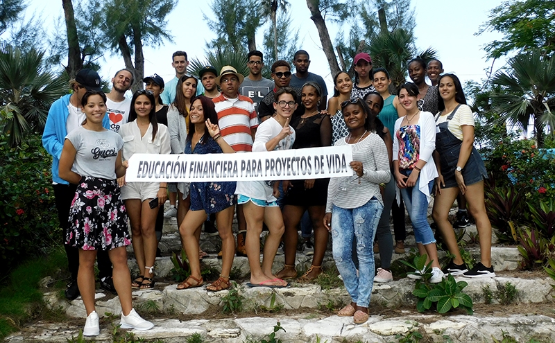 Grupo de jóvenes emprendedores asistente a Taller de verano en Varadero