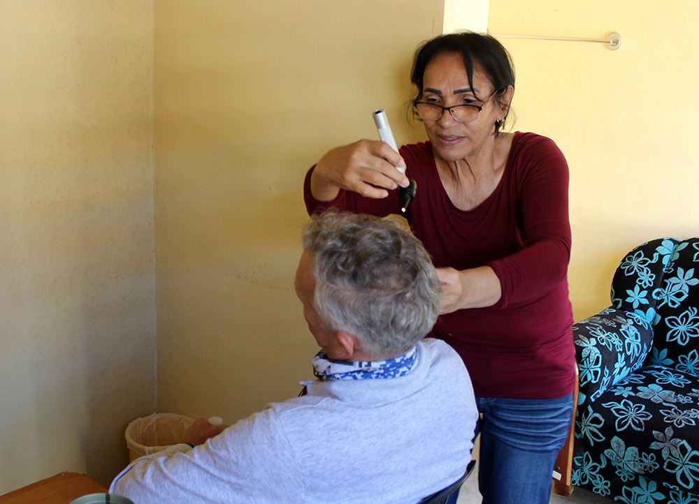 La especialista en otorrinolaringología Neysa Santana durante una de las consultas