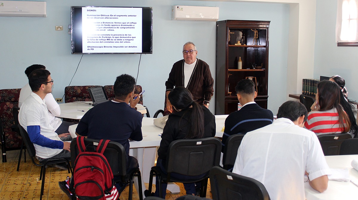 Las clases a futuros especialistas en salud es otra de las labores en que se desempeña el Dr. Miguel Álgel Planells