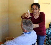 La especialista en otorrinolaringología Neysa Santana durante una de las consultas