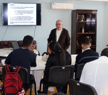Las clases a futuros especialistas en salud es otra de las labores en que se desempeña el Dr. Miguel Álgel Planells