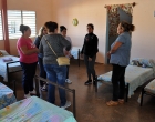 La Directora de la escuela de Merceditas (derecha) dialoga con representantes del CCRD-C