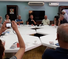 Al centro Sr. Knut Henkel