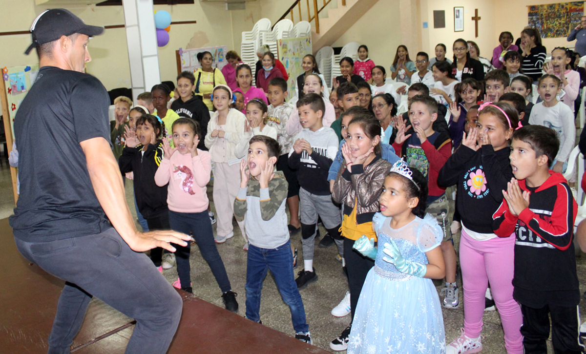 Niñas y niños bailaron y celebraron, junto al instructor de danza Yudier Ricardo Parra