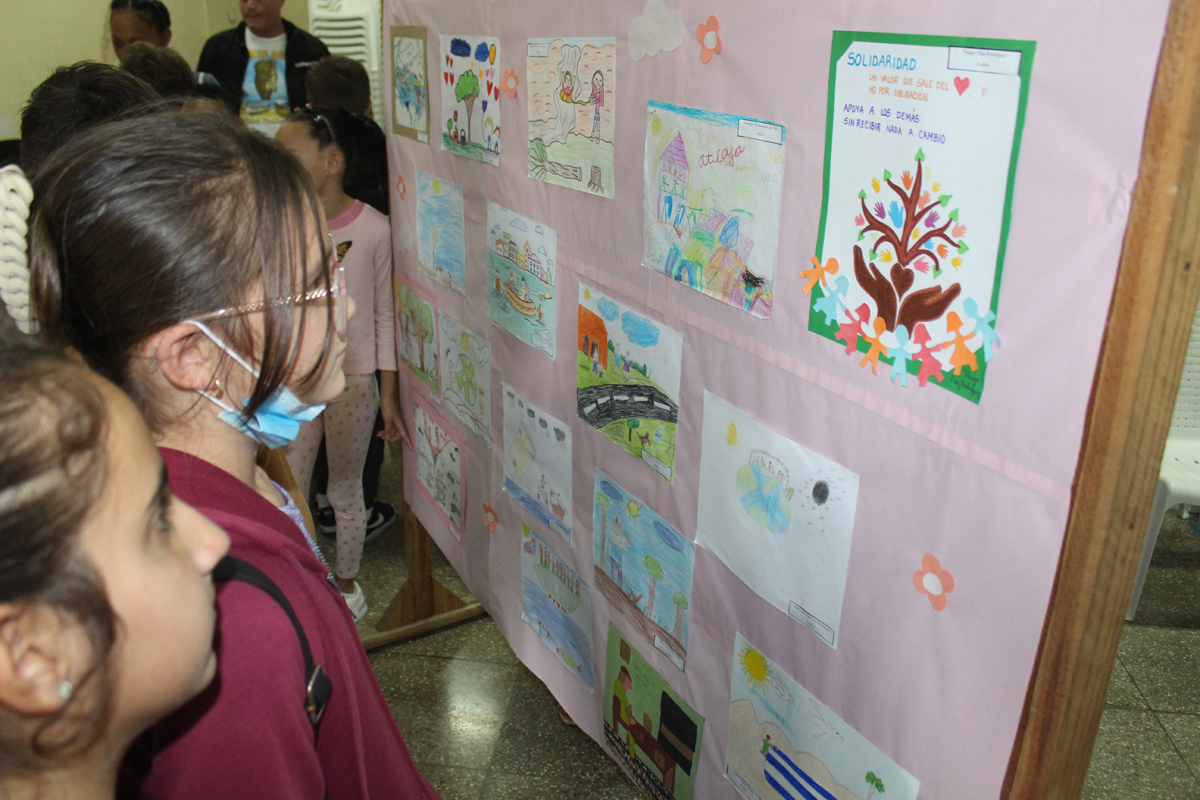 Al finalizar la Gala de Premiación, el público se acercó a la exposición con todos los dibujos enviados al Concurso