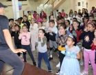 Niñas y niños bailaron y celebraron, junto al instructor de danza Yudier Ricardo Parra