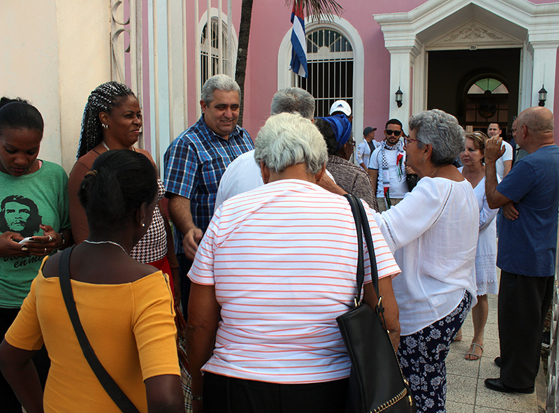 A la entrada del Centro de Neurodesarrollo de Cárdenas, representantes de las autoridades locales dan la bienvenida a los participantes en la Plataforma Interreligiosa