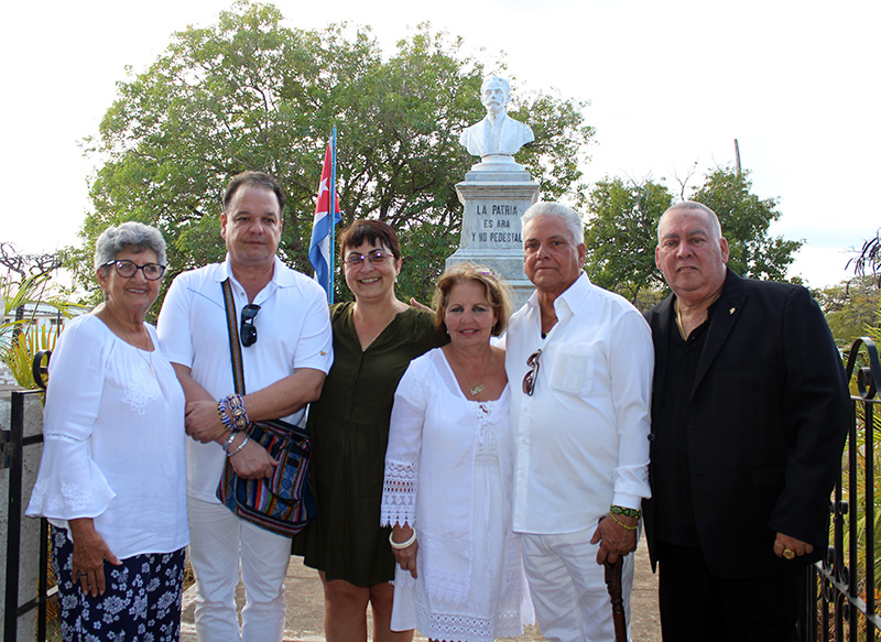 En conmemoración por el 167 aniversario del natalicio de Martí, se colocó una ofrenda floral en el parque que lleva su nombre