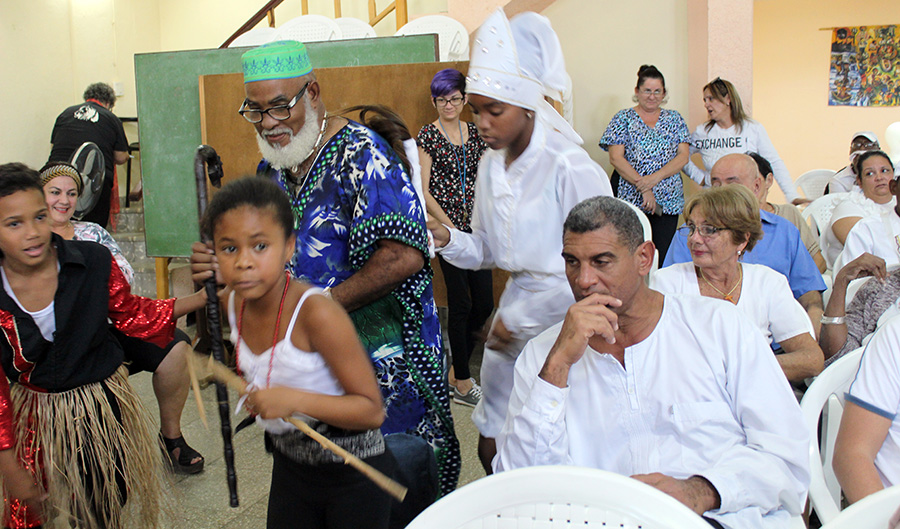 Gastón Martín Castañeda, director del proyecto Identidad cardenense se une a los niños en el baile.
