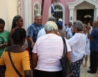 A la entrada del Centro de Neurodesarrollo de Cárdenas, representantes de las autoridades locales dan la bienvenida a los participantes en la Plataforma Interreligiosa
