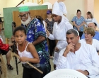 Gastón Martín Castañeda, director del proyecto Identidad cardenense se une a los niños en el baile.