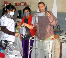 Beneficiarios reciben con agrado los artículos donados y los que permitirán cuidar su salud