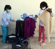Las asistentes sociales del Programa clasifican el vestuario donado