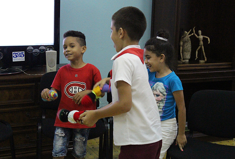 Los niños disfrutan de los obsequios que les entregaron