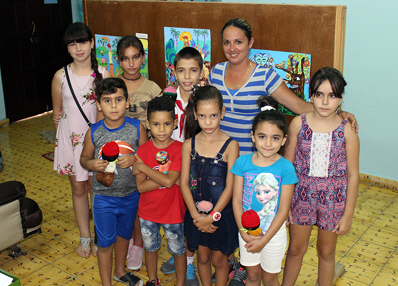 Participantes en el concurso con su instructora de arte Yanet Martín
